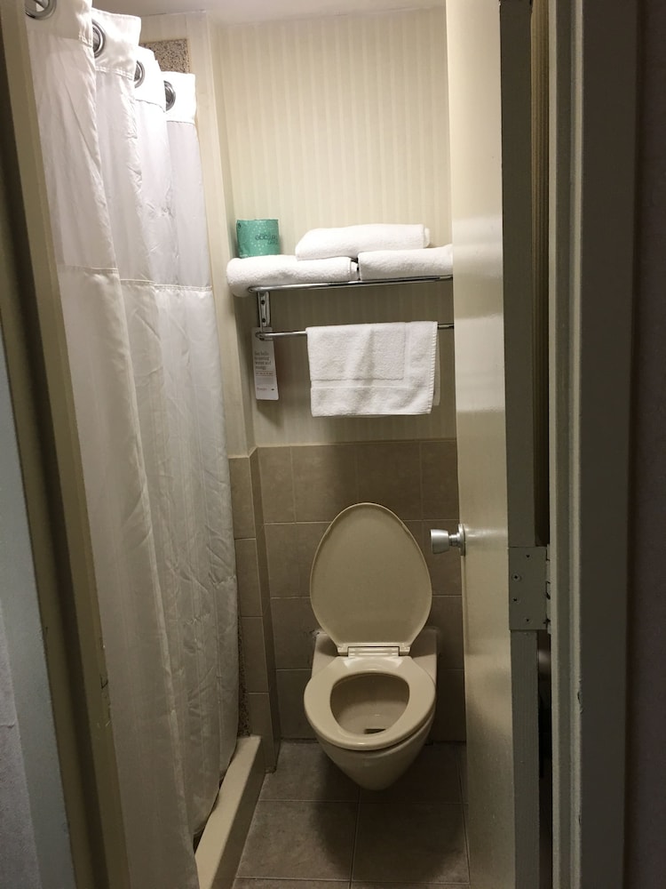 Ramada by Wyndham Rockville Centre - photo 34