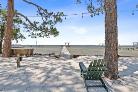 Gorgeous Petey's Place Waterfront Private Pool Free Activities Included — 4-Star Luxury Hotel in Mary Esther, United States