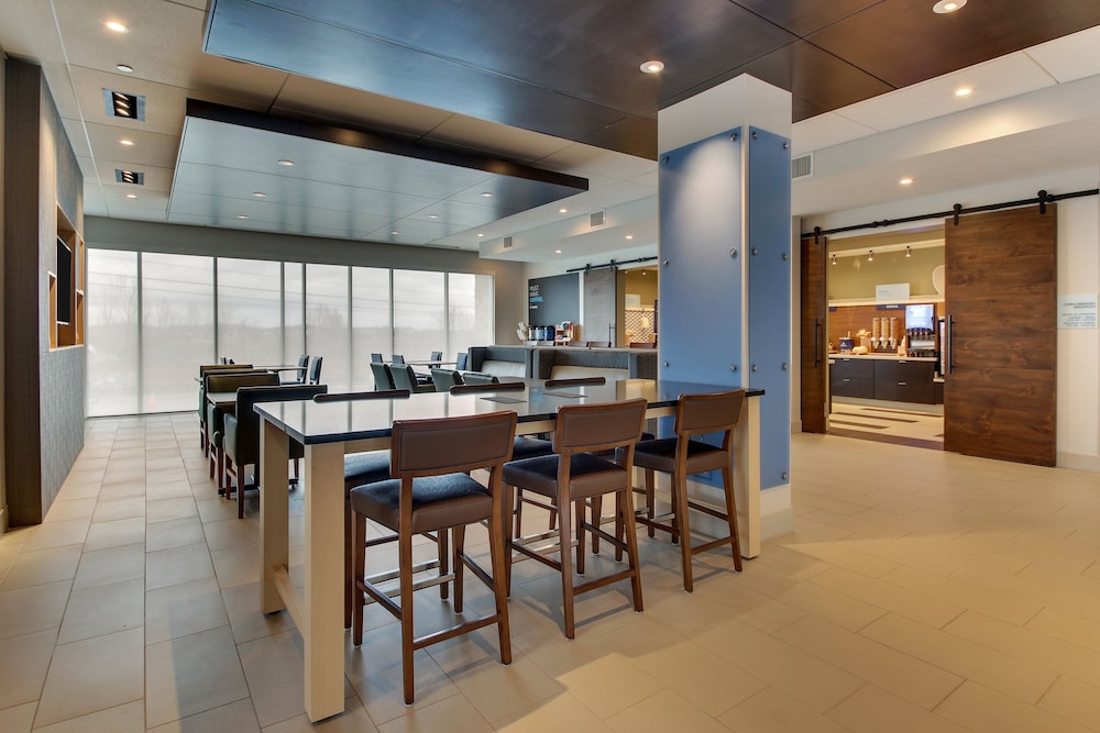 Holiday Inn Express & Suites Nashville Metrocenter Downtown by IHG - photo 55