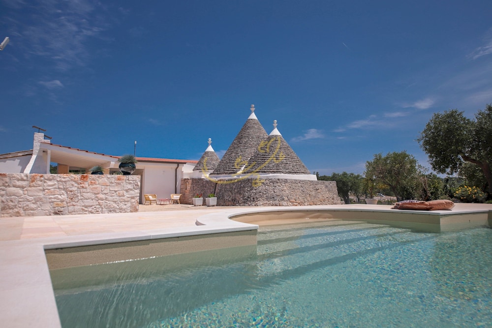 Td Trulli Benedetta W Pool In Peaceful Nature — Castellana