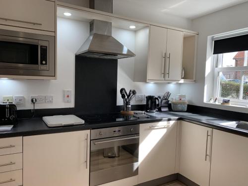 Mariners The Bay 2 bedrooms with ensuites parking nearby 1 medium or 2 small dogs welcome