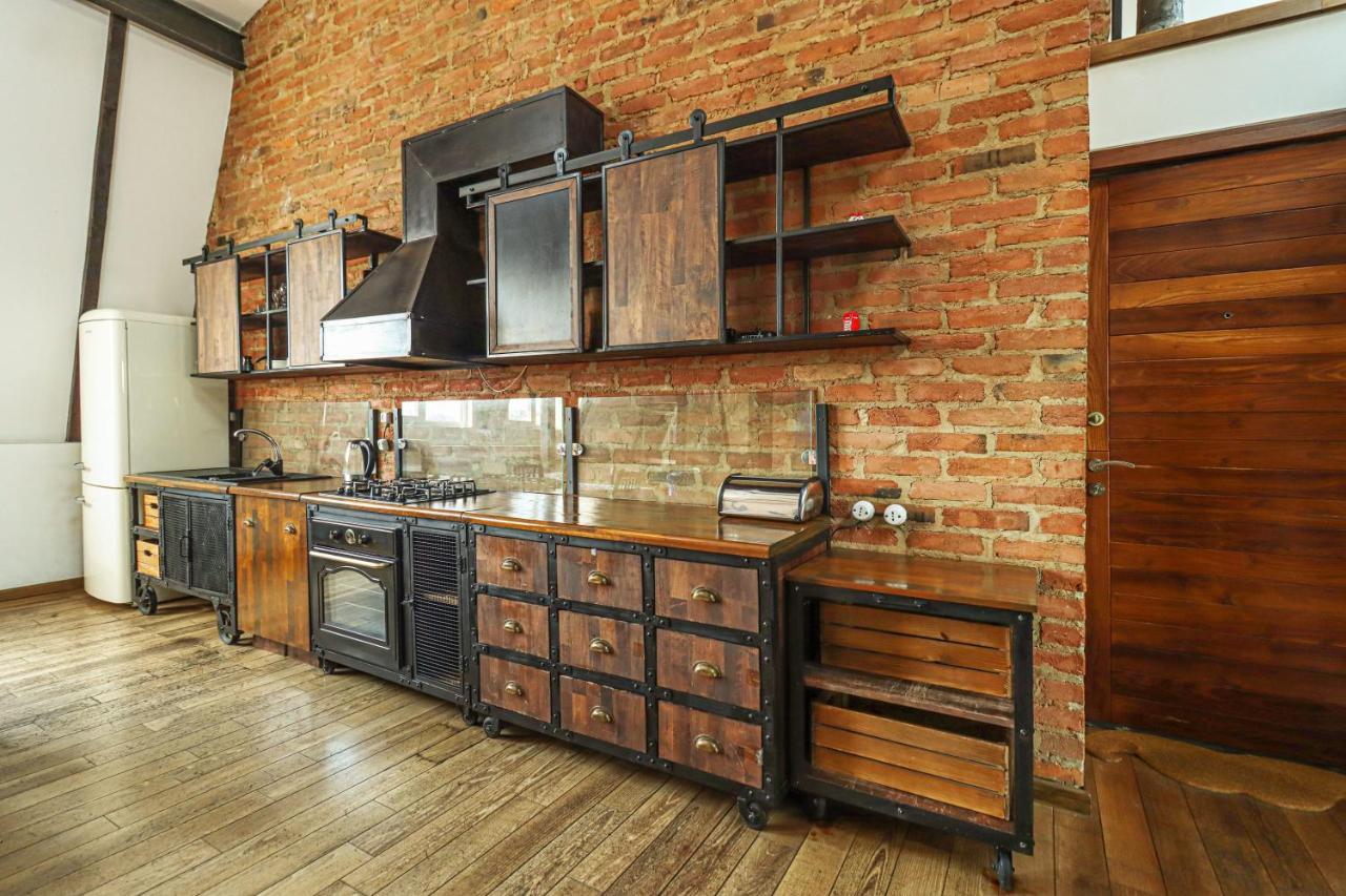 Vintage Mezzanine Apt in City Center By Wehost
