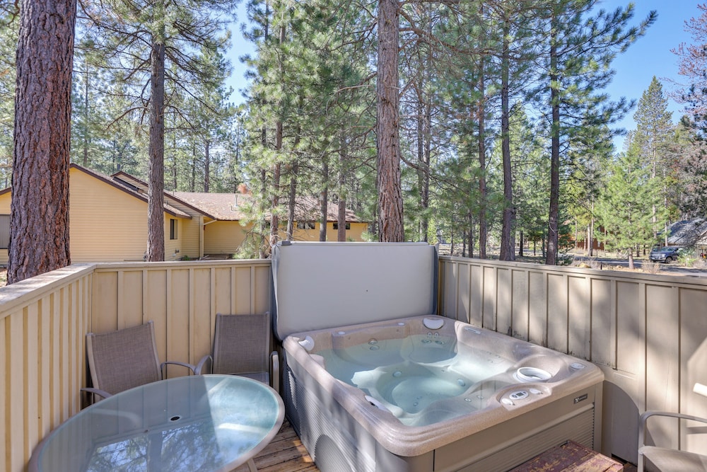 Hot Tub: Family Retreat 22 Mi to Mt Bachelor in Bend, United States