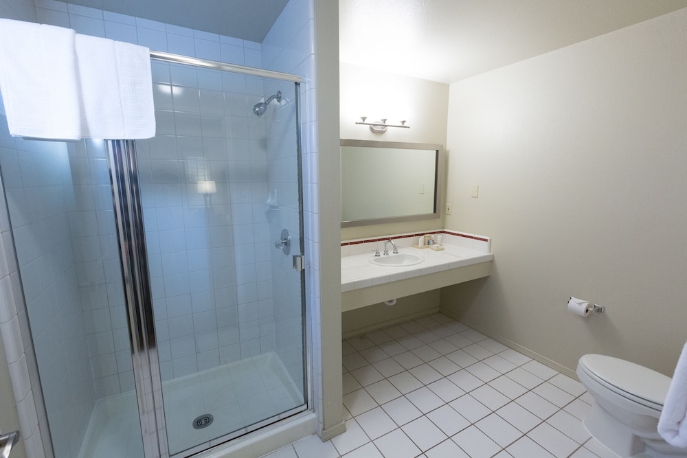Cambria Landing Inn & Suites - photo 26