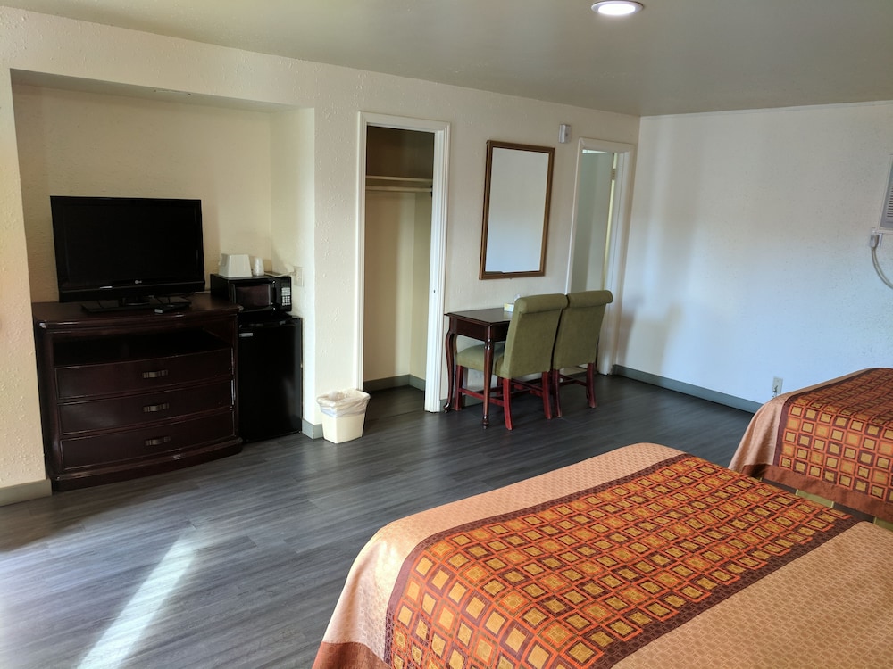 La Hacienda Motel - photo 6