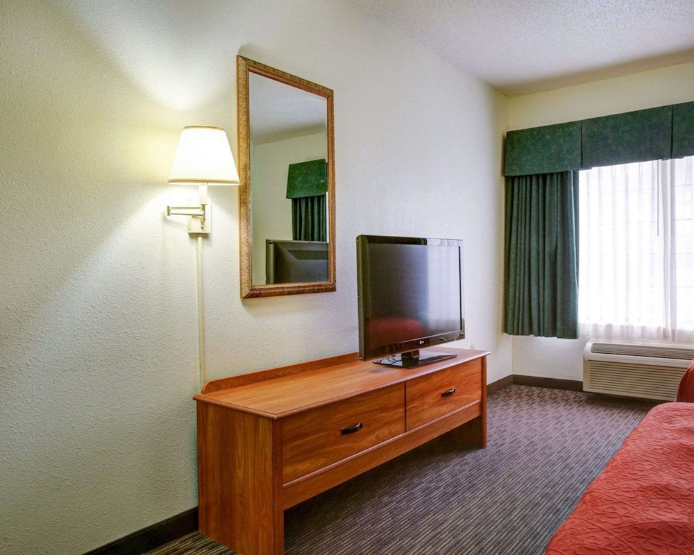 Quality Inn & Suites Airport - photo 18