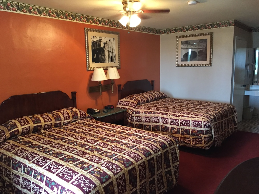 Deluxe Inn Airport - photo 4
