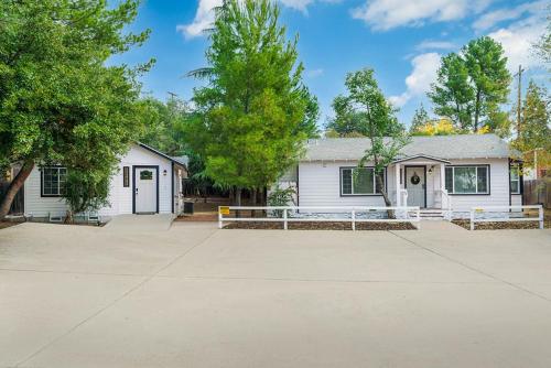 Entire 2 bedroom Pet Friendly Guest Cottage — 4-Star Luxury Hotel in Alpine, United States
