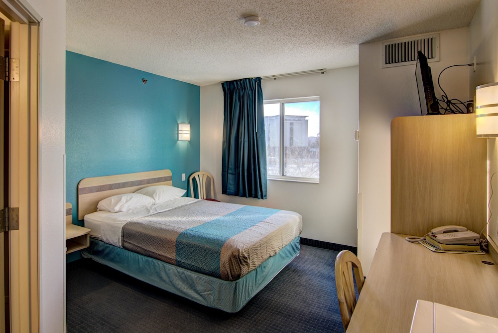Econo Lodge Menomonie - photo 11