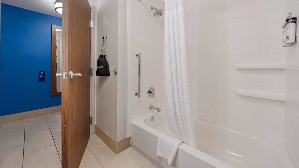 Holiday Inn Express and Suites Macon North - photo 19