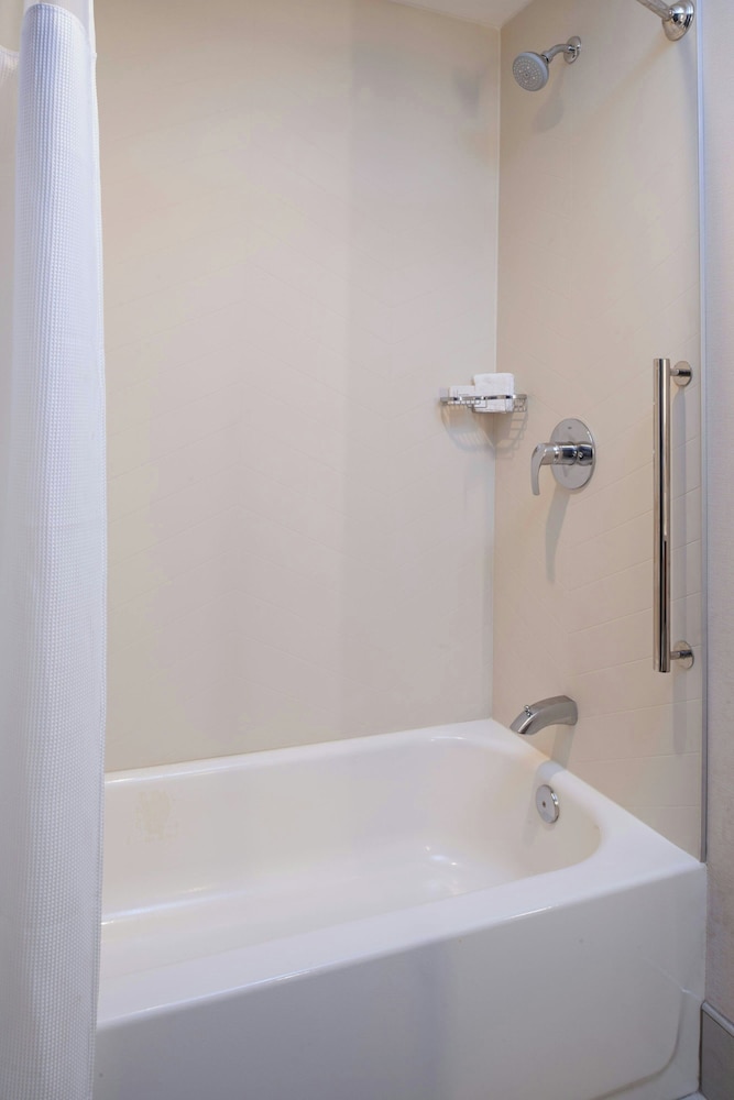 Fairfield Inn & Suites by Marriott Columbus IN - photo 13