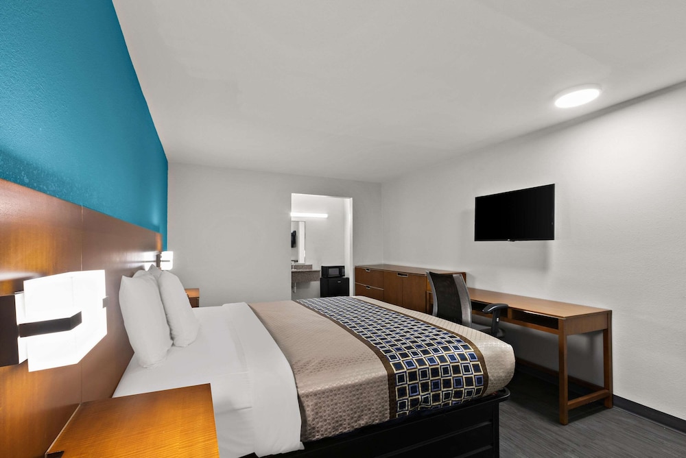 Econo Lodge Commerce - photo 21