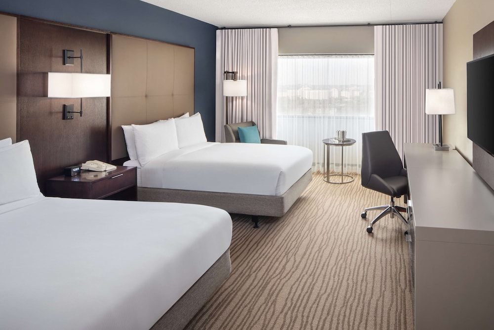 DoubleTree by Hilton Hotel Newark Airport - photo 10