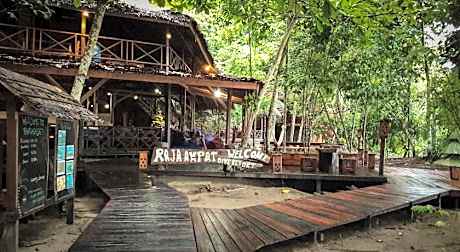 Raja Ampat Dive Resort — hotel in Waisai