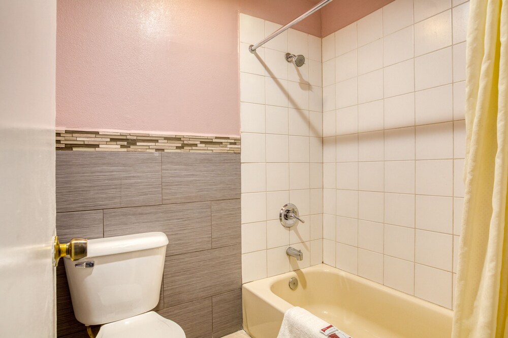 Heritage Inn And Suites - photo 24