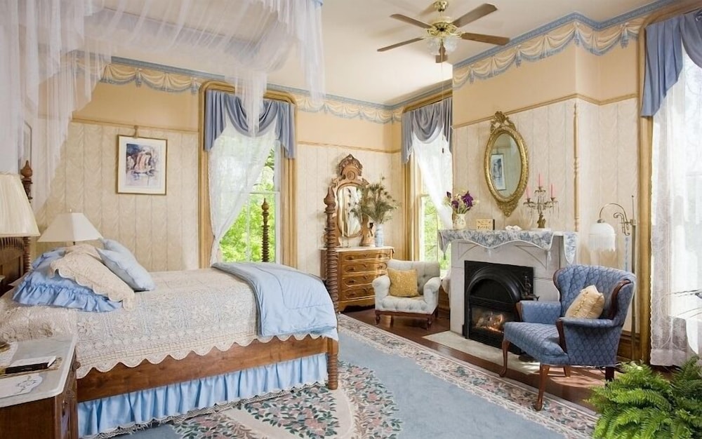 Garth Woodside Mansion B&B — 4-Star Luxury Hotel in Hannibal, United States
