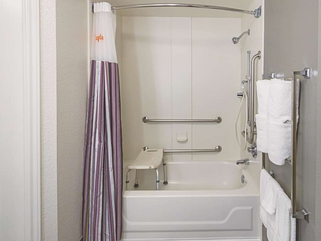 La Quinta Inn & Suites by Wyndham Fort Worth City View - photo 29
