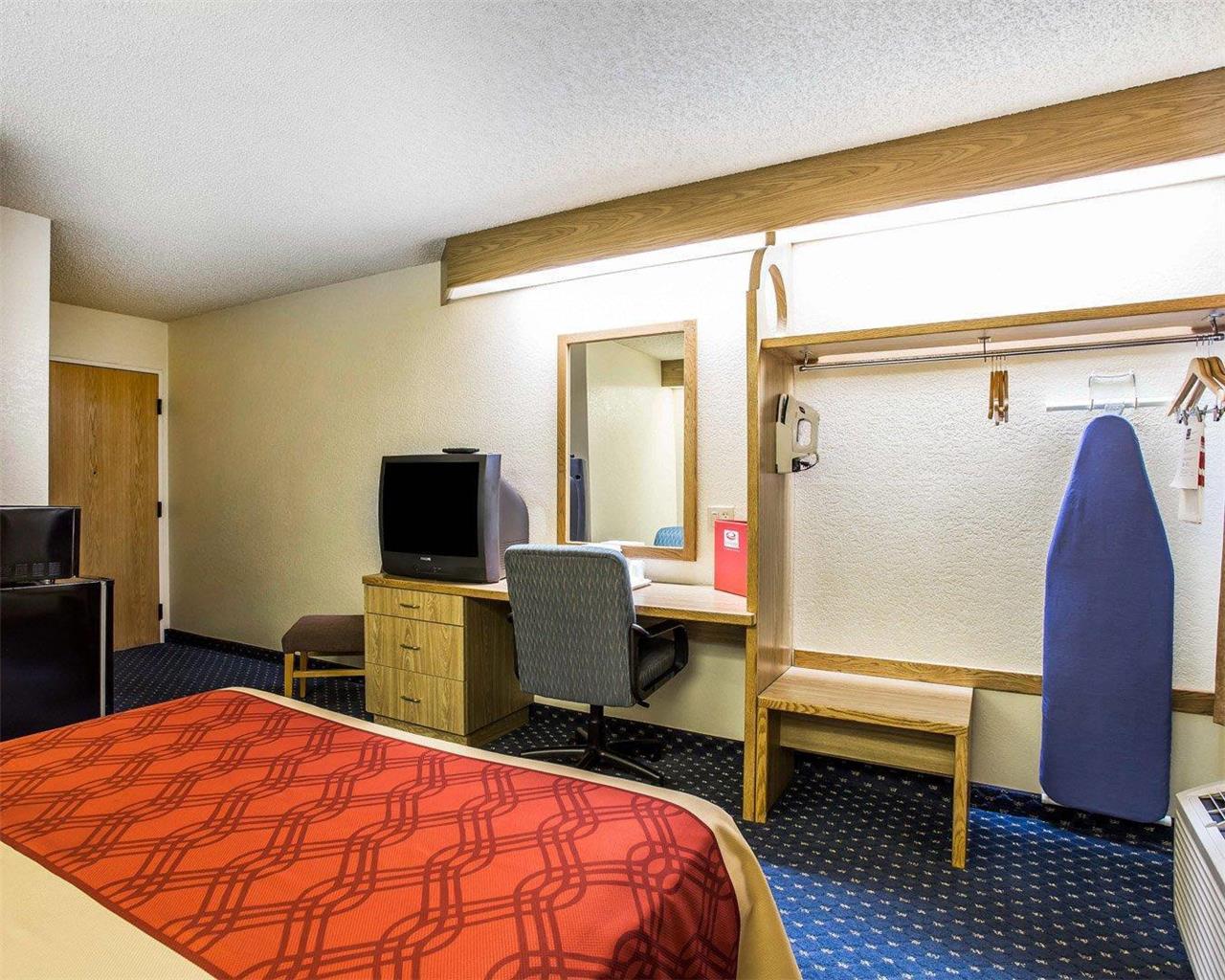 Econo Lodge Denver International Airport - photo 18