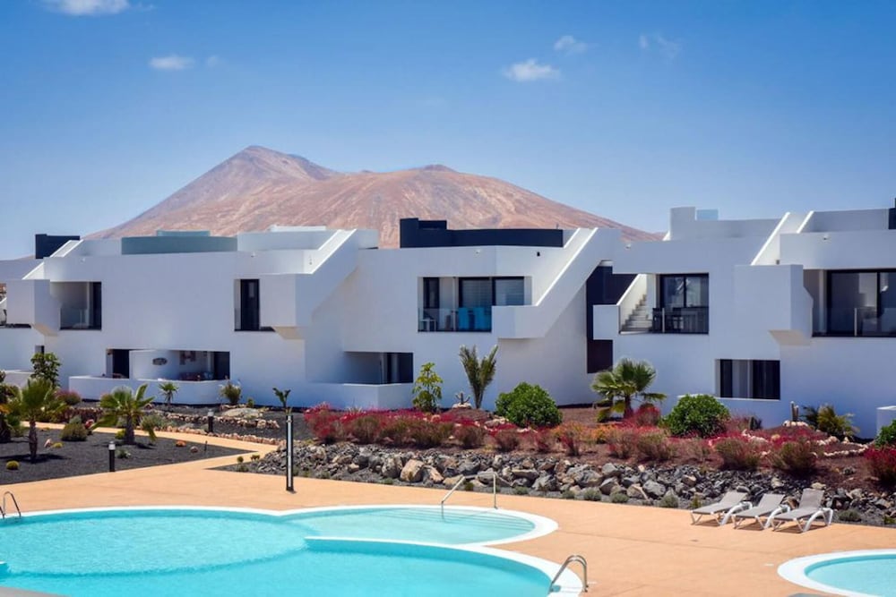 Superior Apartment Sleeps 2 With Pool — 4-Star Luxury Hotel in La Oliva, Spain