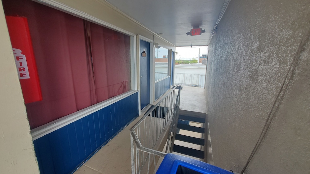 Sandbox Motel - photo 15