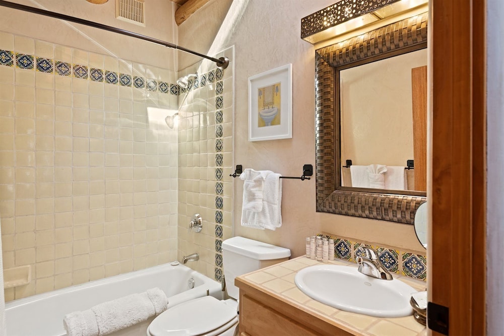 Kiva Stunning & Lovely With Kiva Fireplace Walk to the Plaza and the Railyard - photo 24