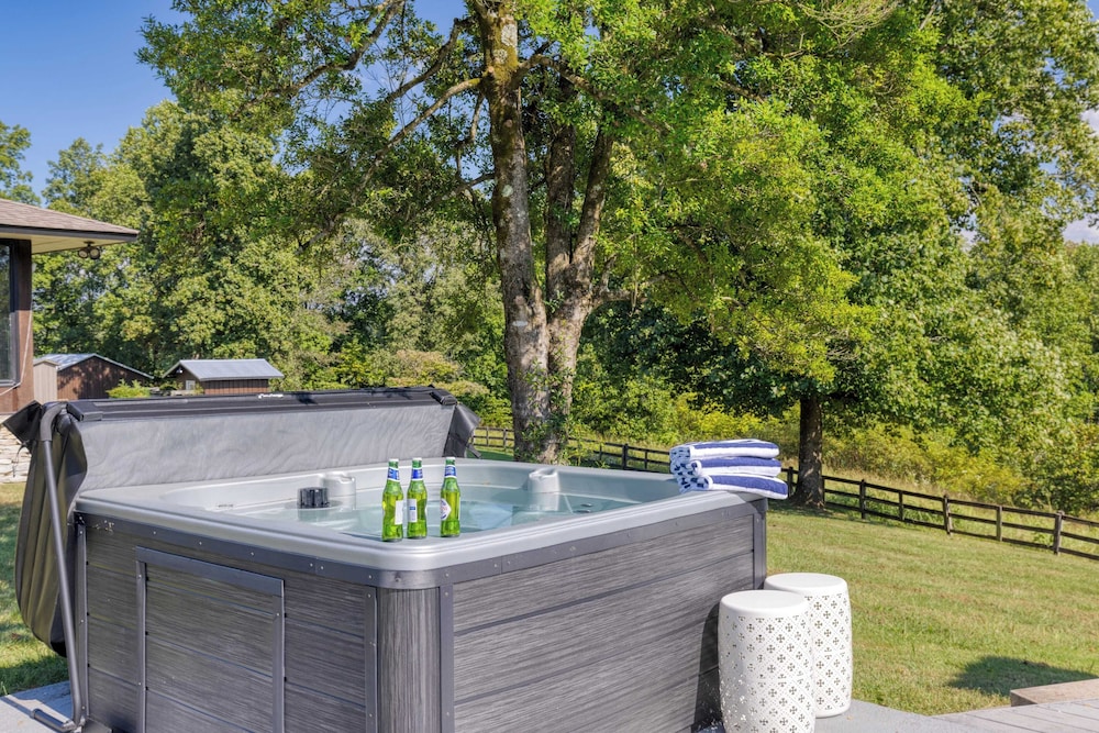 Amber Refresh by AvantStay Pool and Hot Tub — 4-Star Luxury Hotel in Jefferson, United States