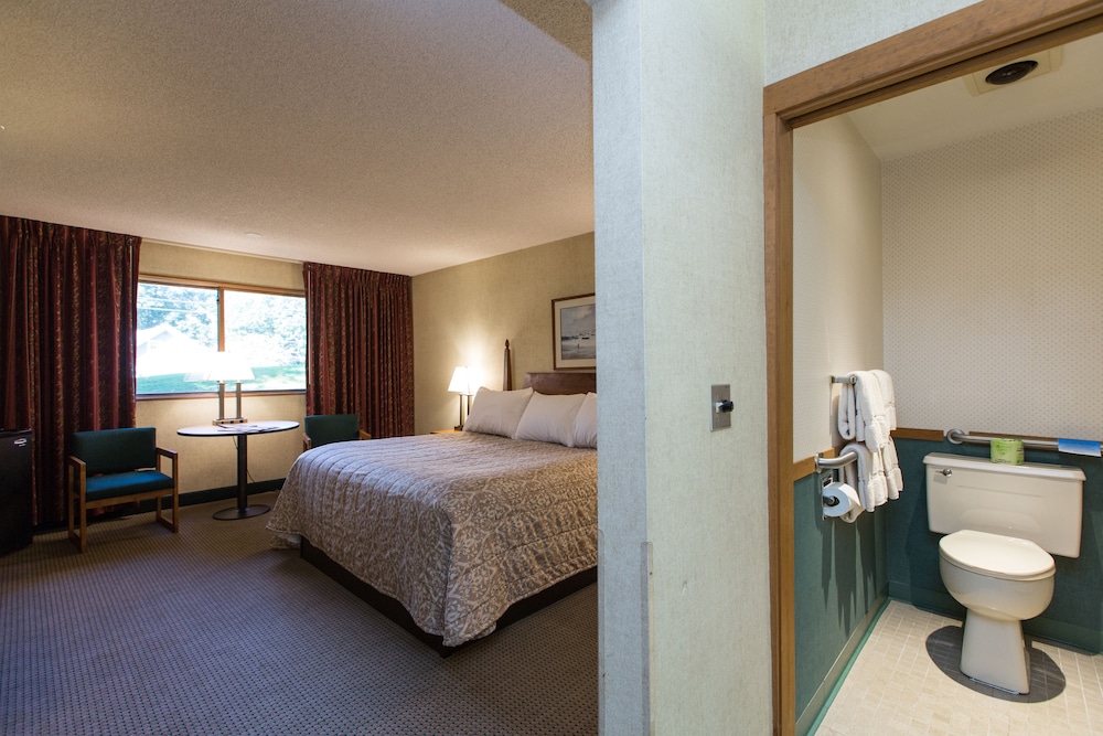 Commodores Inn - photo 22