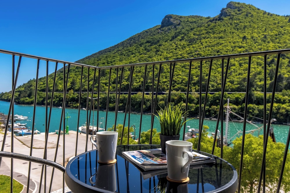 Seafront Villa Andrijana — 4-Star Luxury Hotel in Krsan, Croatia