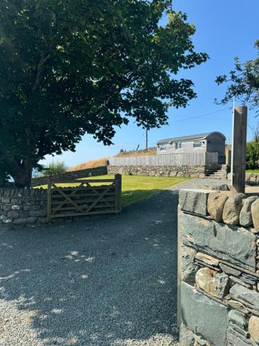 Bay View shepherds hut with hot tub — hotel in Llanfair