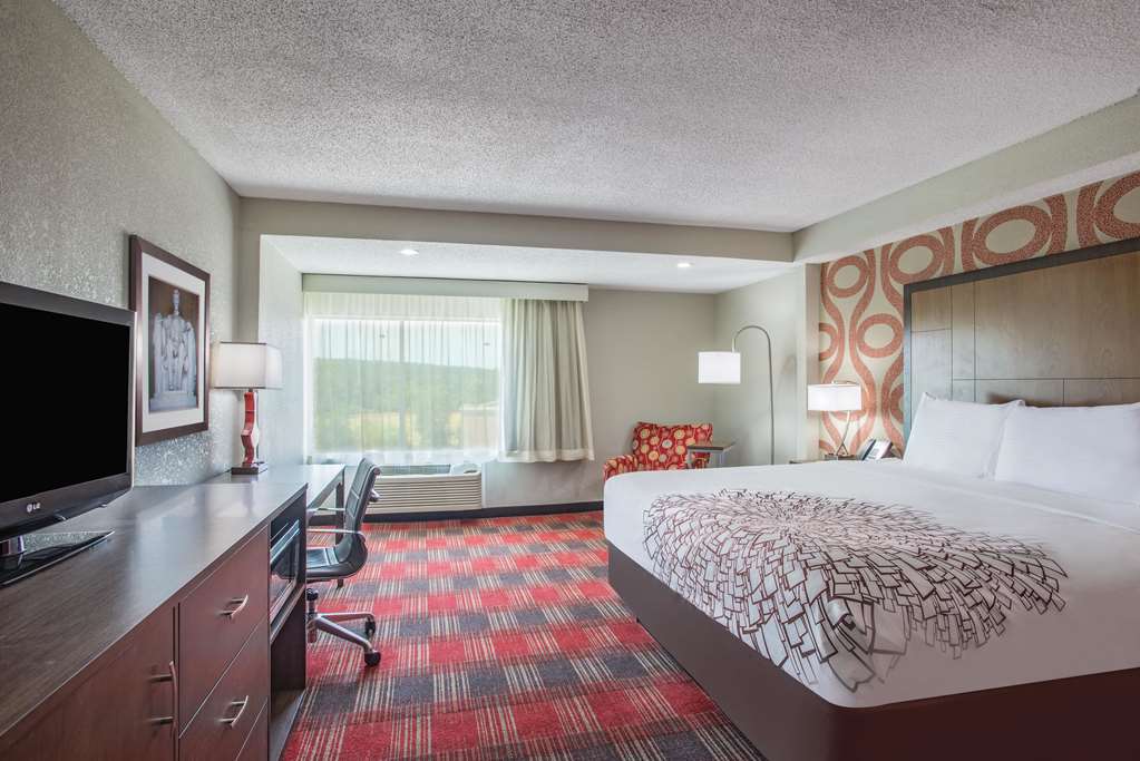La Quinta Inn & Suites by Wyndham DC Metro Capital Beltway - photo 36
