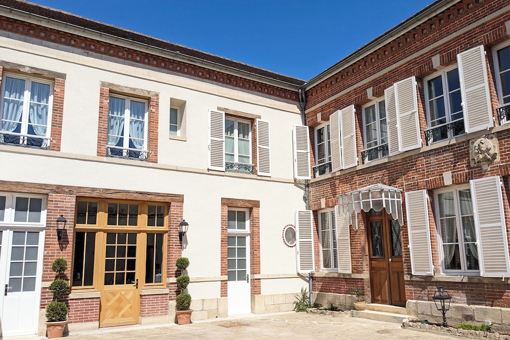 Maison A Deux Mains — 4-Star Luxury Hotel in Ay, France