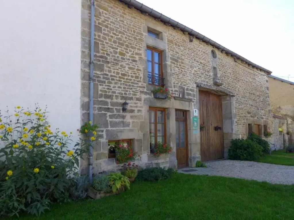 Gite Val de Meuse Récourt 5 pièces 8 personnes FR 1 611 51 — 4-Star Luxury Hotel in Vittel, France