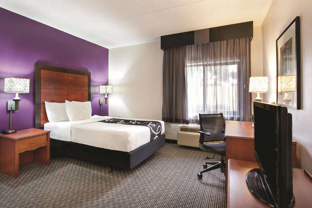 La Quinta Inn & Suites by Wyndham Miami Airport East - photo 31