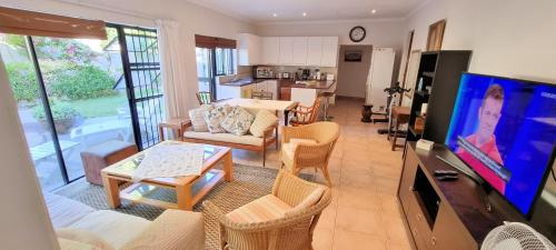 Guinea Fowl poolside apartment — 4-Star Luxury Hotel in Cape Town, South Africa