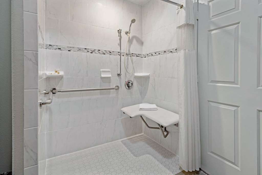 La Quinta Inn & Suites by Wyndham Brownsville North - photo 22