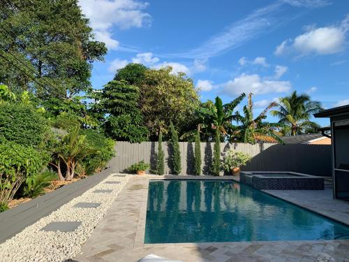 Retreat with Salt Water Heated Pool & Spa — hotel in Boynton Beach