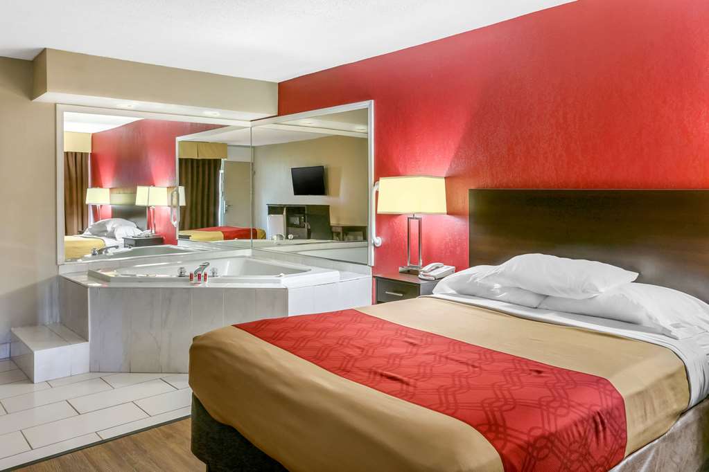 Econo Lodge Shorewood - photo 13