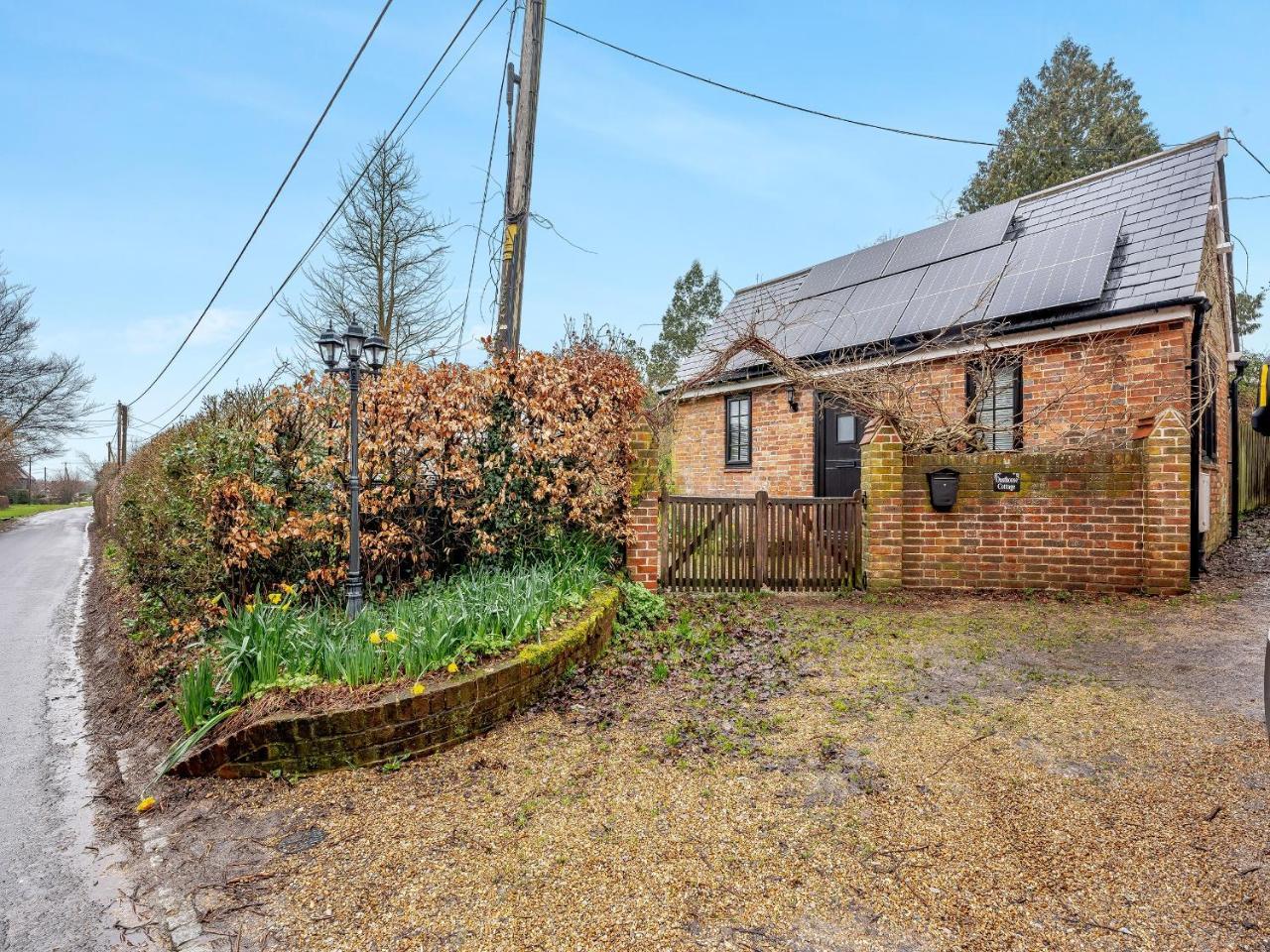 Wisteria Cottage — 5-Star Luxury Hotel in Heathfield, United Kingdom