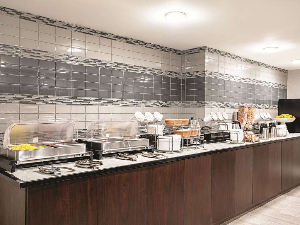 La Quinta Inn & Suites by Wyndham Baltimore N White Marsh - photo 39