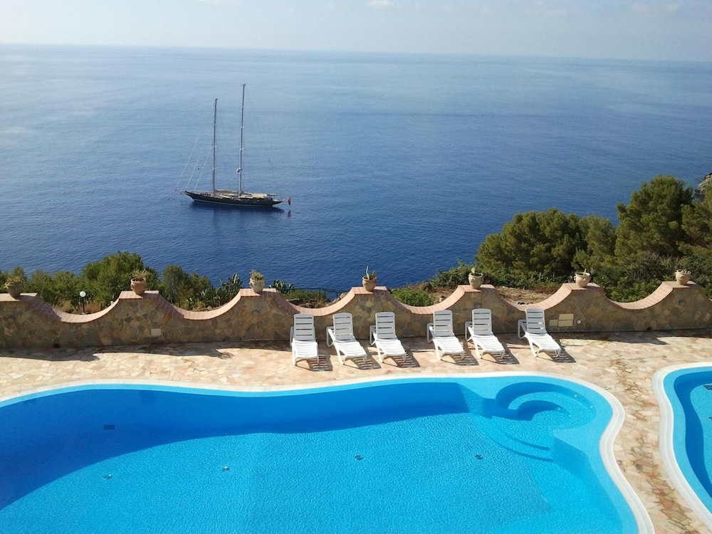 Hotel Restaurant Diana - carbon neutral hotel in Ustica