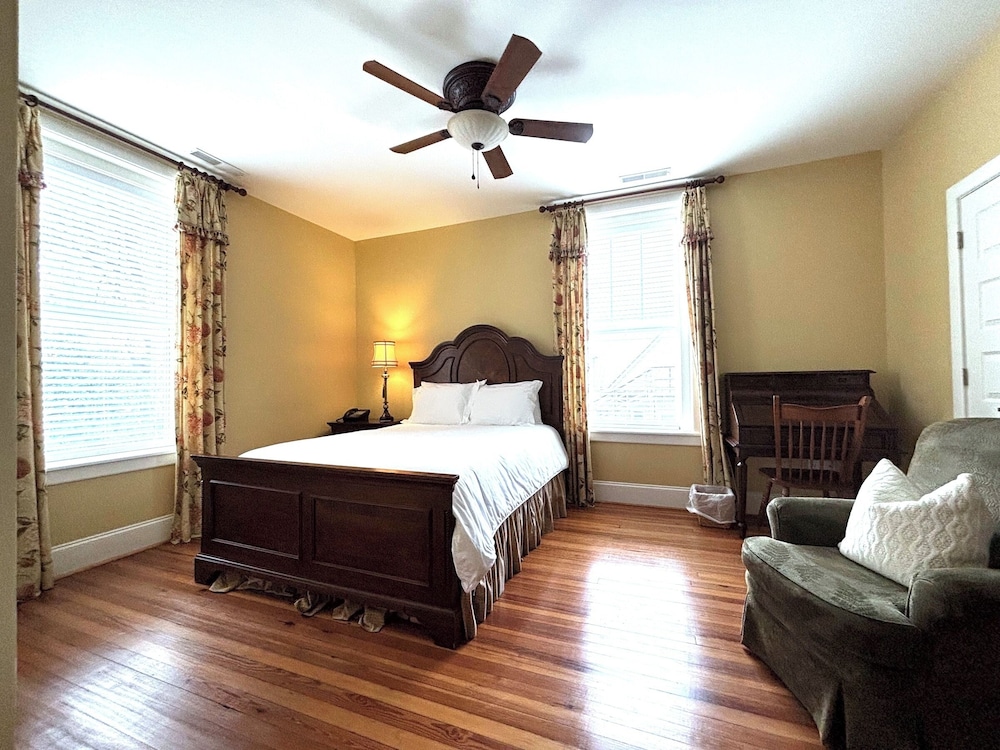 Grand Lux Inn - photo 19