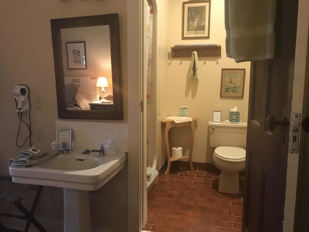 The Stagecoach Inn Bed & Breakfast and Five20 Social Stop - photo 8