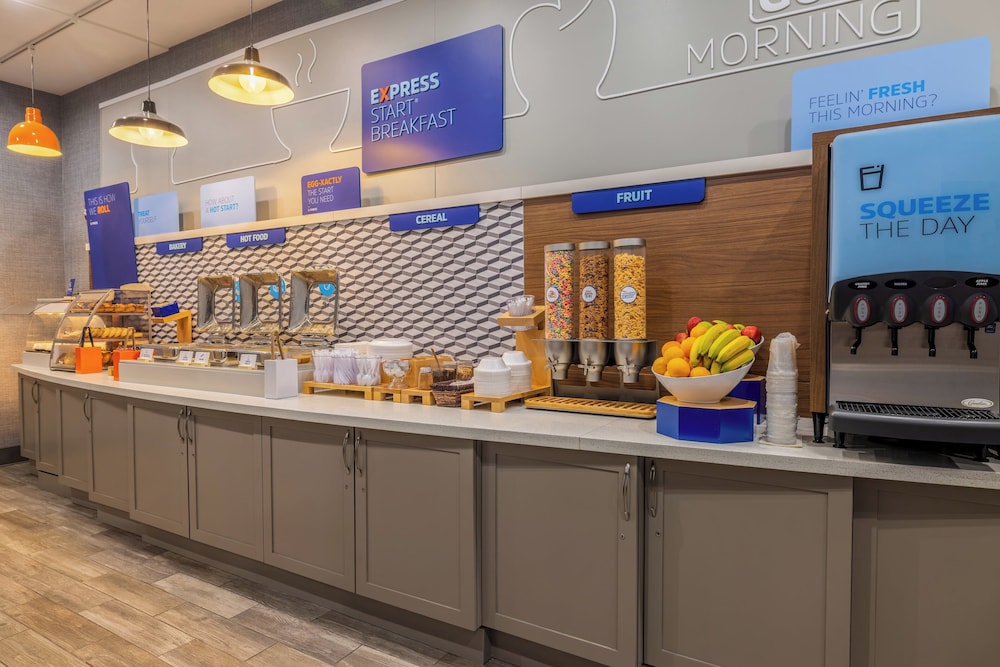Holiday Inn Express and Suites Kansas City Airport by IHG - photo 43
