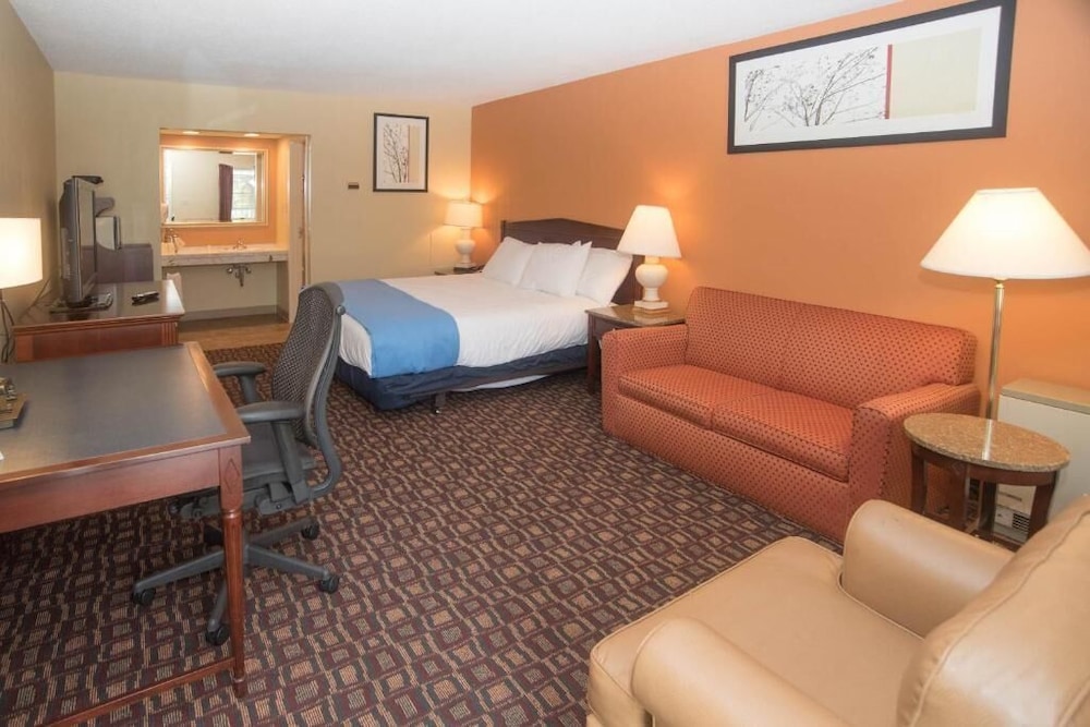 Colonnade Inn - photo 20