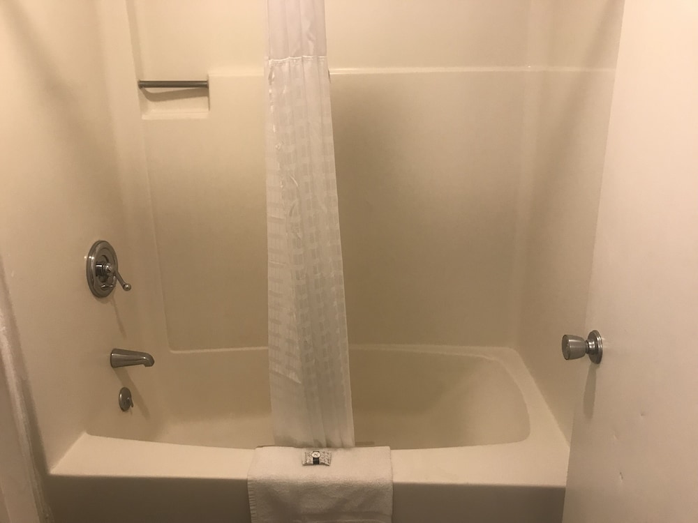 Travelers Inn & Suites - photo 6
