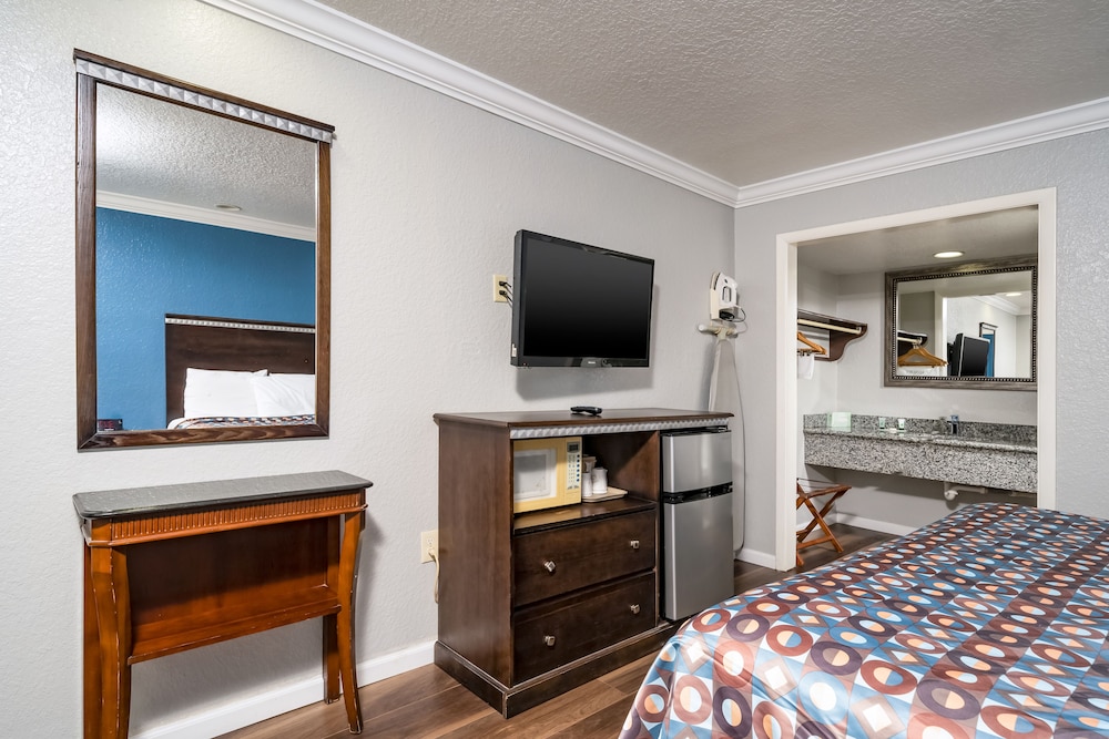 GatorTown Inn - photo 11