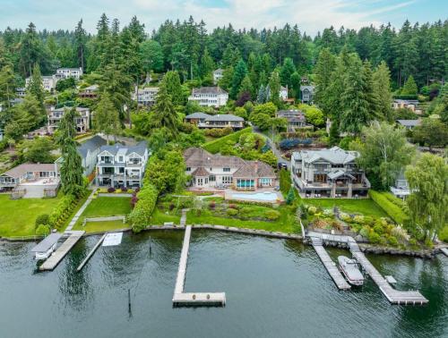 Stunning Waterfront Mansion with Pool and Hottub — hotel in Mercer Island