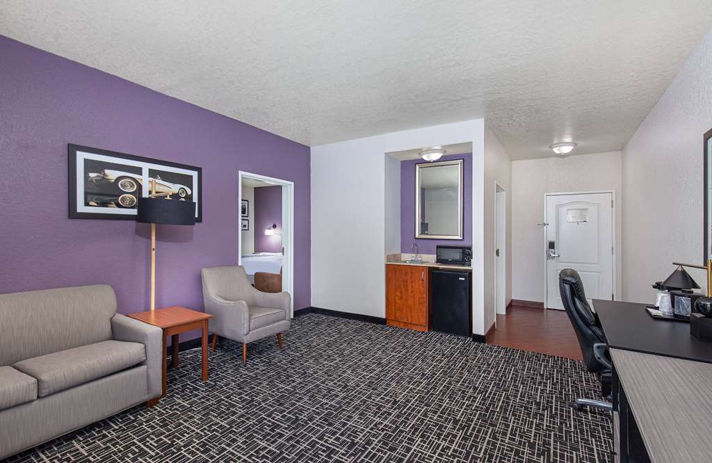 La Quinta Inn & Suites by Wyndham Bowling Green - photo 47
