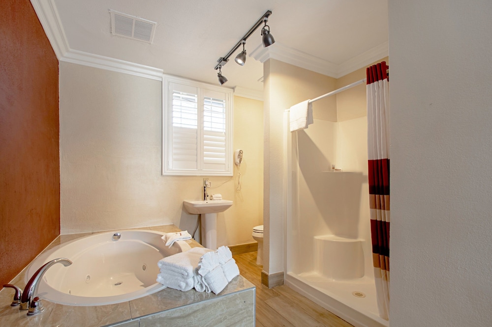 Red Roof Inn & Suites Monterey - photo 19