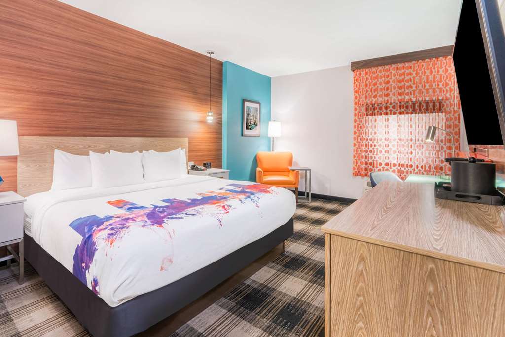La Quinta Inn & Suites by Wyndham Oklahoma City Airport - photo 17